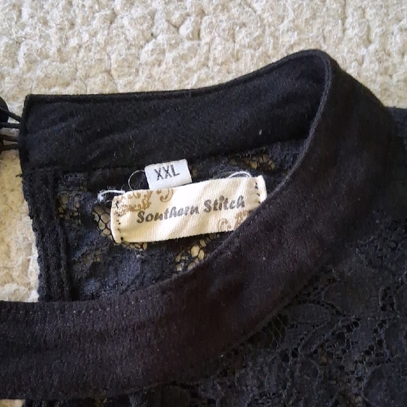 Elegant Black Floral Embroidered Blouse - Picture 2 of 6